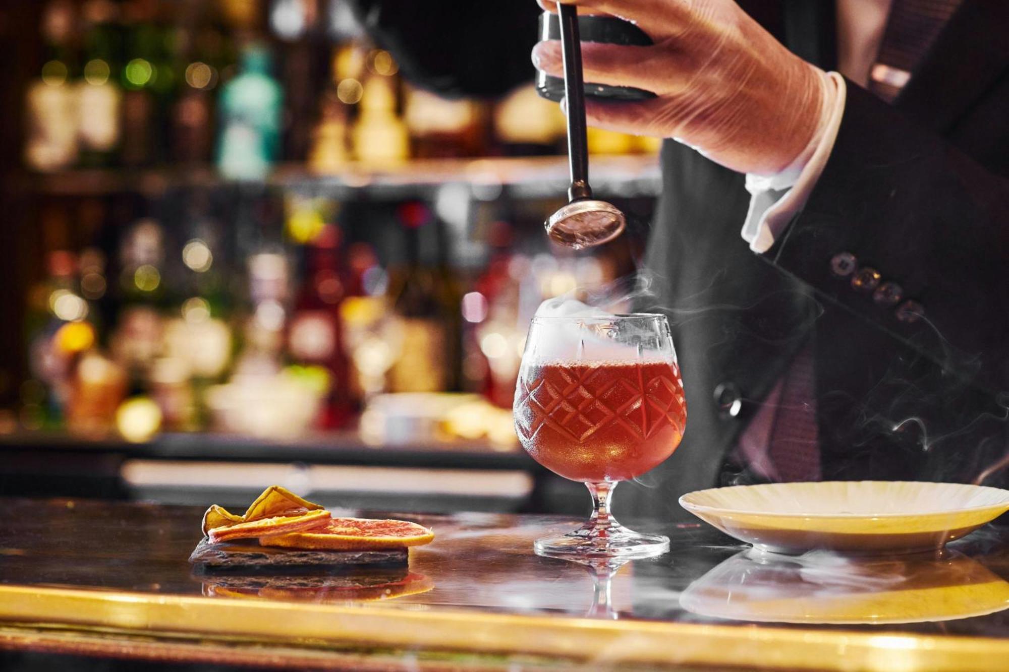The Park Tower Knightsbridge, A Luxury Collection Hotel, London Exterior foto A bartender preparing a cocktail