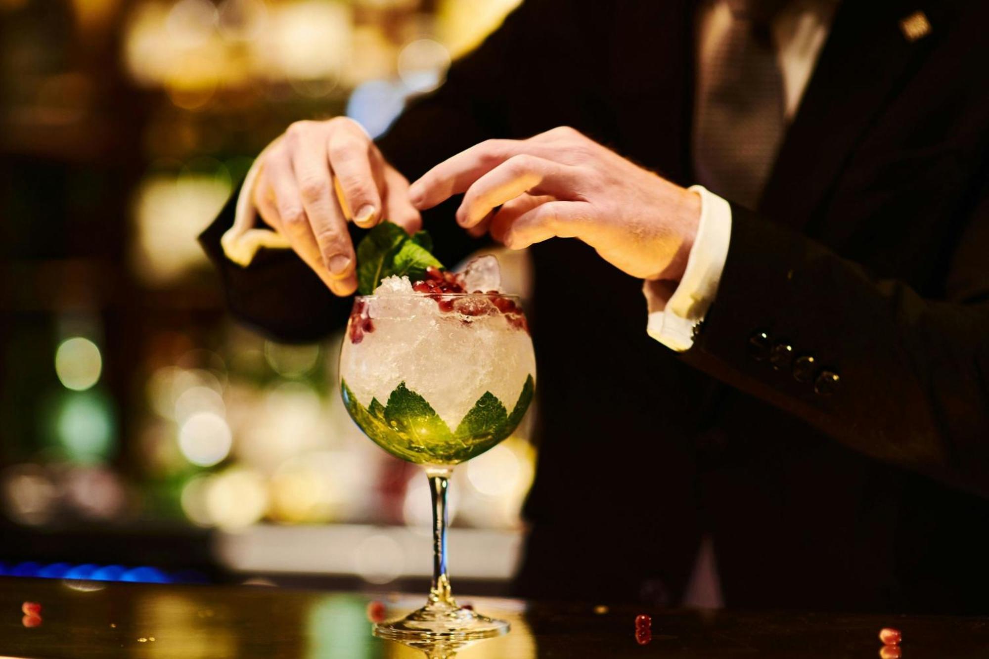 The Park Tower Knightsbridge, A Luxury Collection Hotel, London Exterior foto A bartender adding a lime to a cocktail