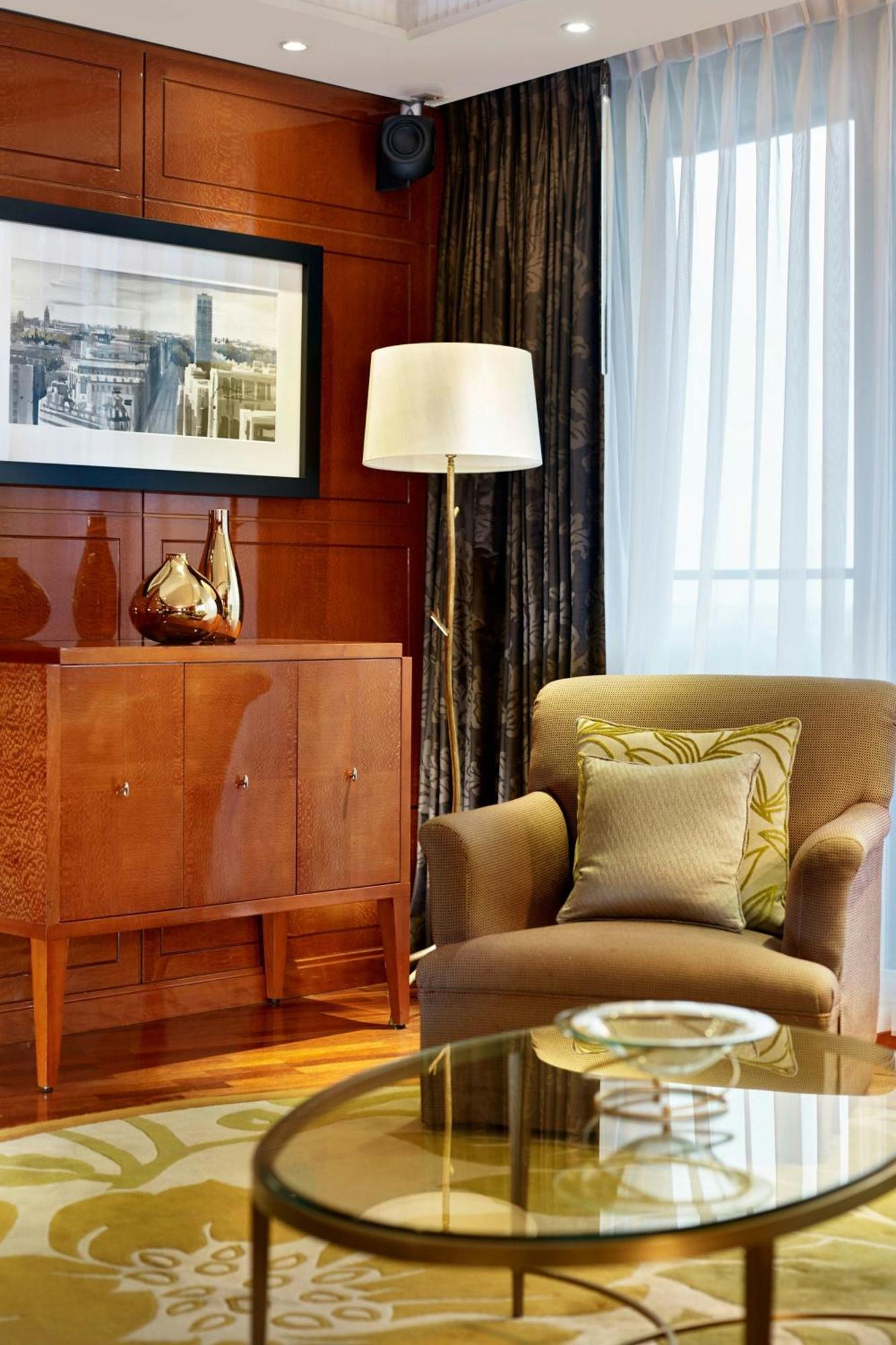 The Park Tower Knightsbridge, A Luxury Collection Hotel, London Exterior foto A floor lamp